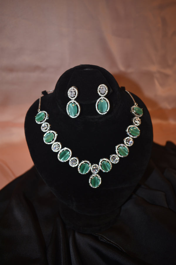 DILAVEZ Collection: Emeraude Ovale Necklace Set